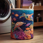 Gewatteerde wasmand – Zeeschildpad tussen koraal