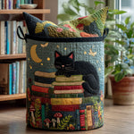 Gewatteerde wasmand – Zwarte kat op boeken bij maanlicht